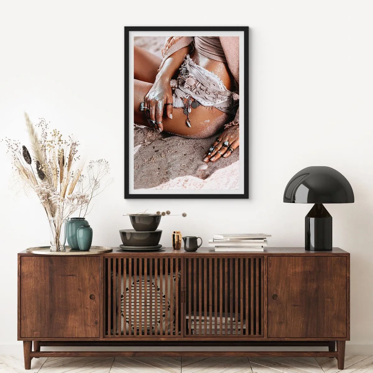 Plakat w czarnej ramie - Kobieta w stylu boho na piaszczystej plaży z ozdobami z muszelek - 50x70cm - Wyrzucona przez fale? - Nowoczesna dekoracja ścienna do salonu i sypialni ARTTOR