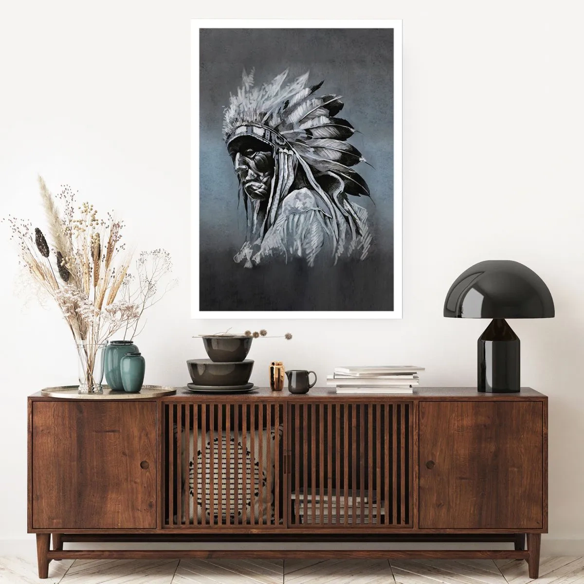 Plakat - Portret wodza indiańskiego w pióropuszu na szarym tle - 50x70cm - Powrót do korzeni - Nowoczesna dekoracja ścienna do salonu, kuchni i sypialni ARTTOR