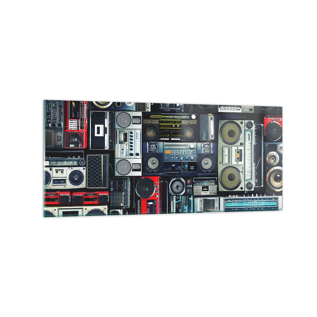 Obraz na szkle - Kolaż retro magnetofonów i głośników w stylu vintage - 120x50cm - Tęsknota za latami 80. - Nowoczesna dekoracja ścienna do salonu i sypialni ARTTOR