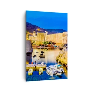 Obraz na płótnie - Malowniczy port nocą z oświetlonymi budynkami - 80x120cm - Rozświetlona noc nad Adriatykiem - Nowoczesna dekoracja ścienna do salonu i sypialni ARTTOR