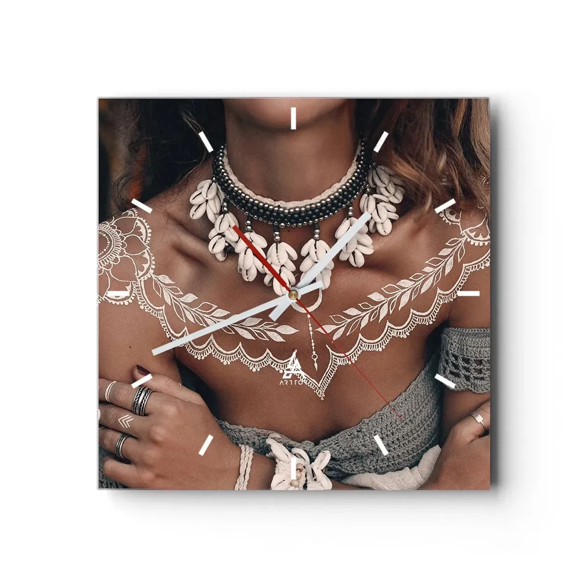 Zegar ścienny - Styl boho z biżuterią z muszli i koronkowym wzorem - 30x30cm - Talizmany, rytuały kobiecości - Nowoczesna dekoracja ścienna do salonu i sypialni ARTTOR