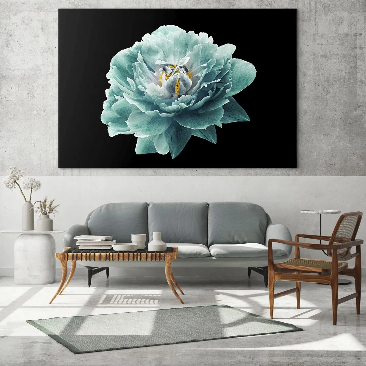 Obraz na szkle - Turkusowy kwiat z żółtym środkiem na czarnym tle w stylu glamour - 70x50cm - Płatki błękitne i złote - Nowoczesna dekoracja ścienna do salonu i sypialni ARTTOR