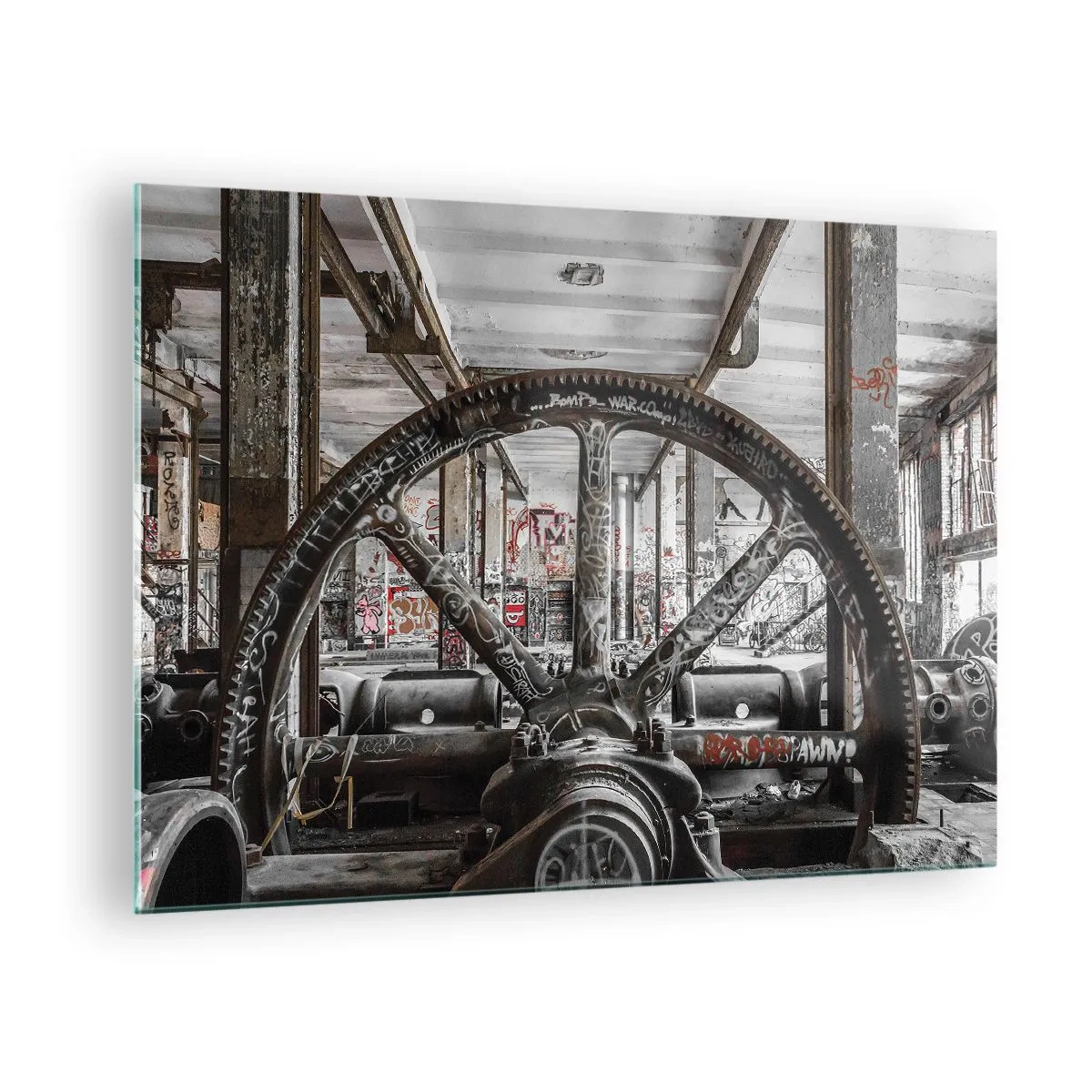 Obraz na szkle - Zabytkowe wnętrze industrialne z kołem zębatym - 70x50cm - Sekretne życie fabryki - Nowoczesna dekoracja ścienna do salonu i sypialni ARTTOR