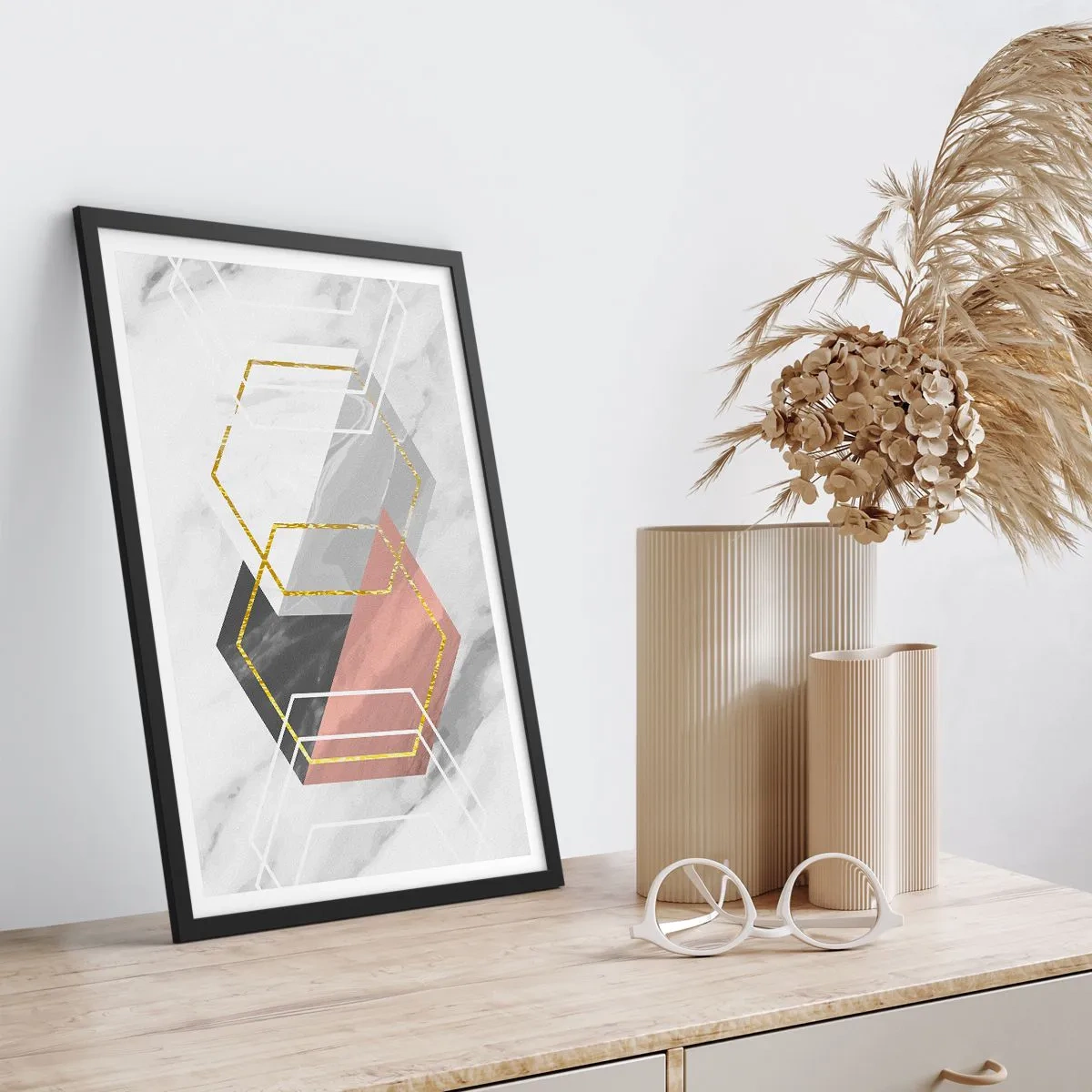 Plakat w czarnej ramie - Geometryczne heksagony na marmurowym tle - 50x70cm - Kompozycja łańcuchowa - Nowoczesna dekoracja ścienna do salonu i sypialni ARTTOR