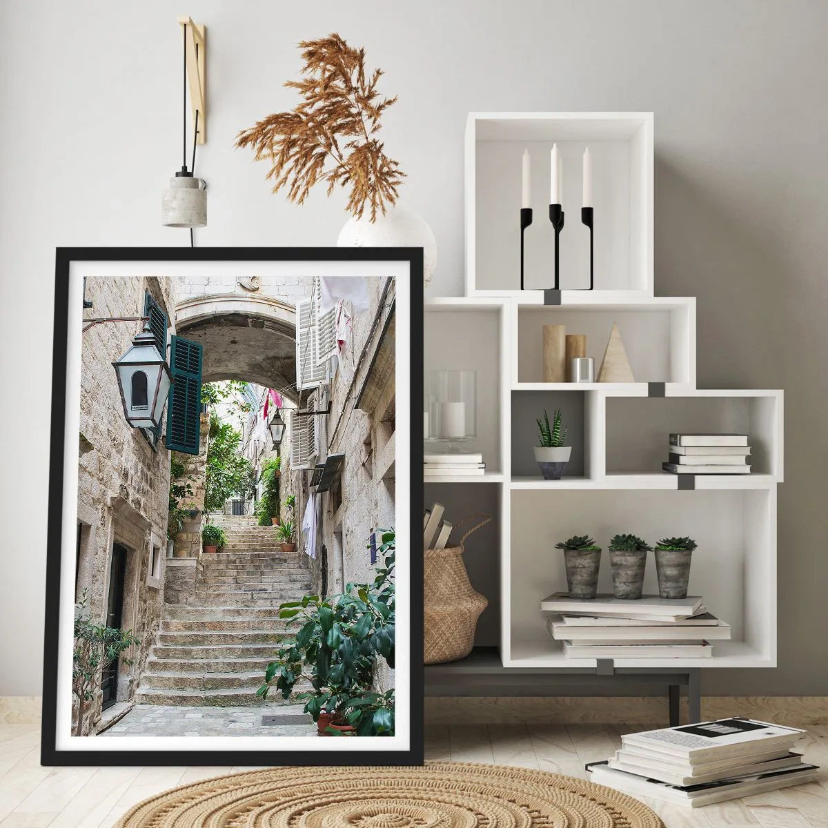 Plakat w czarnej ramie - Malownicza kamienna uliczka ze schodami i roślinnością - 50x70cm - Urokliwy zaułek - Nowoczesna dekoracja ścienna do salonu i sypialni ARTTOR