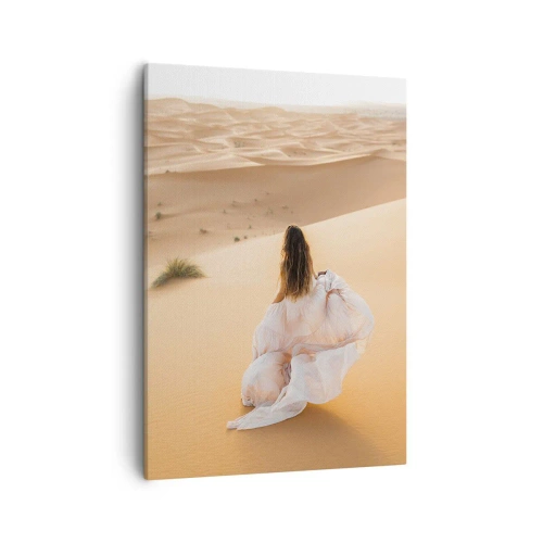 Obraz na płótnie - Kobieta w zwiewnej sukni idąca przez pustynne wydmy - 50x70cm - Ucieczka do wolności - Nowoczesna dekoracja ścienna do salonu, kuchni i sypialni ARTTOR