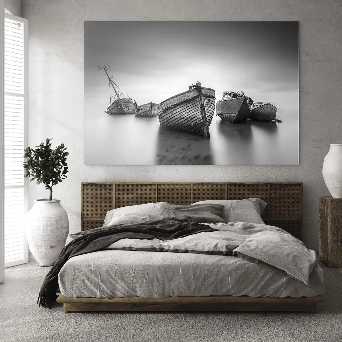 Obraz na szkle - Opuszczone łodzie na spokojnej wodzie w czerni i bieli - 70x50cm - Już tylko wspomnienia… - Nowoczesna dekoracja ścienna do salonu i sypialni ARTTOR