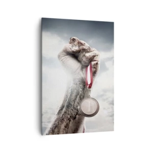 Obraz na płótnie - Ręka uniesiona w górę z medalem na tle pochmurnego nieba - 70x100cm - Per aspera ad astra - Nowoczesna dekoracja ścienna do salonu i sypialni ARTTOR