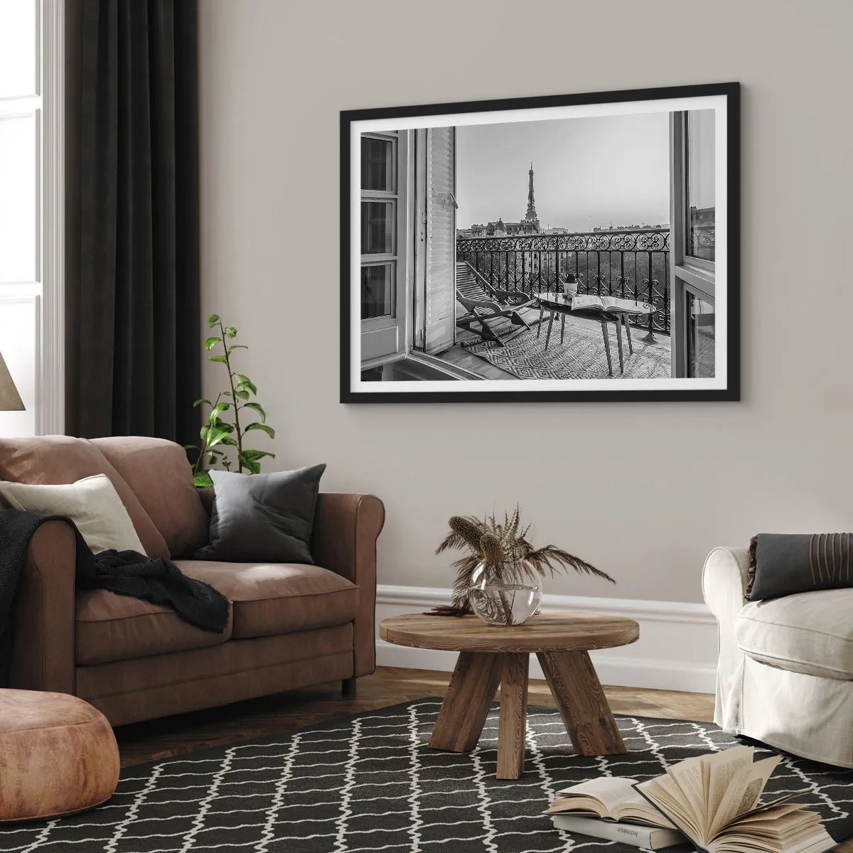 Plakat w czarnej ramie - Widok na wieżę Eiffla z balkonu z leżakami i stolikiem - 70x50cm - Paryskie popołudnie - Nowoczesna dekoracja ścienna do salonu i sypialni ARTTOR