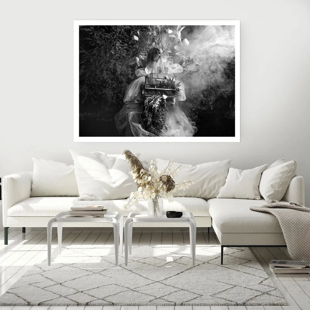 Plakat - Czarno-biała kompozycja z postacią w sukni i klatką wśród mgły - 100x70cm - Sama Matka – Natura - Nowoczesna dekoracja ścienna do salonu i sypialni ARTTOR