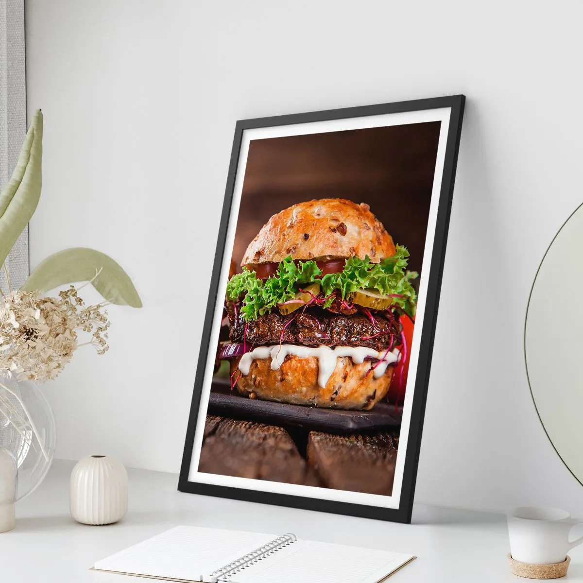 Plakat w czarnej ramie - Apetyczny burger z warzywami i sosem - 50x70cm - American dream - Nowoczesna dekoracja ścienna do salonu i sypialni ARTTOR