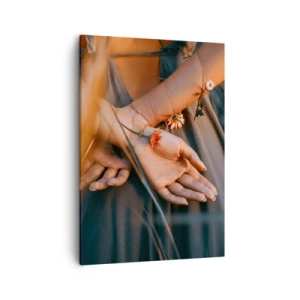 Obraz na płótnie - Dłonie oplecione kwiatami i sznurkami w ciepłym świetle - 50x70cm - Związana z naturą - Nowoczesna dekoracja ścienna do salonu, kuchni i sypialni ARTTOR