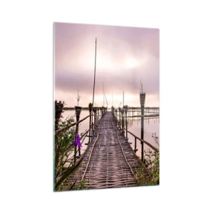 Obraz na szkle - Bambusowy pomost prowadzący przez jezioro, otoczony roślinnością i kwiatami - 50x70cm - Spokój i cisza Azji - Nowoczesna dekoracja ścienna do salonu, kuchni i sypialni ARTTOR