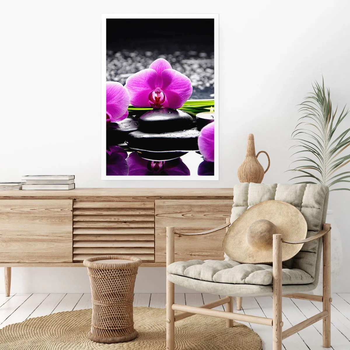Plakat - Fioletowa orchidea na tle kamieni i wody w klimacie spa - 50x70cm - Utonąć w ciszy i spokoju - Nowoczesna dekoracja ścienna do salonu, kuchni i sypialni ARTTOR