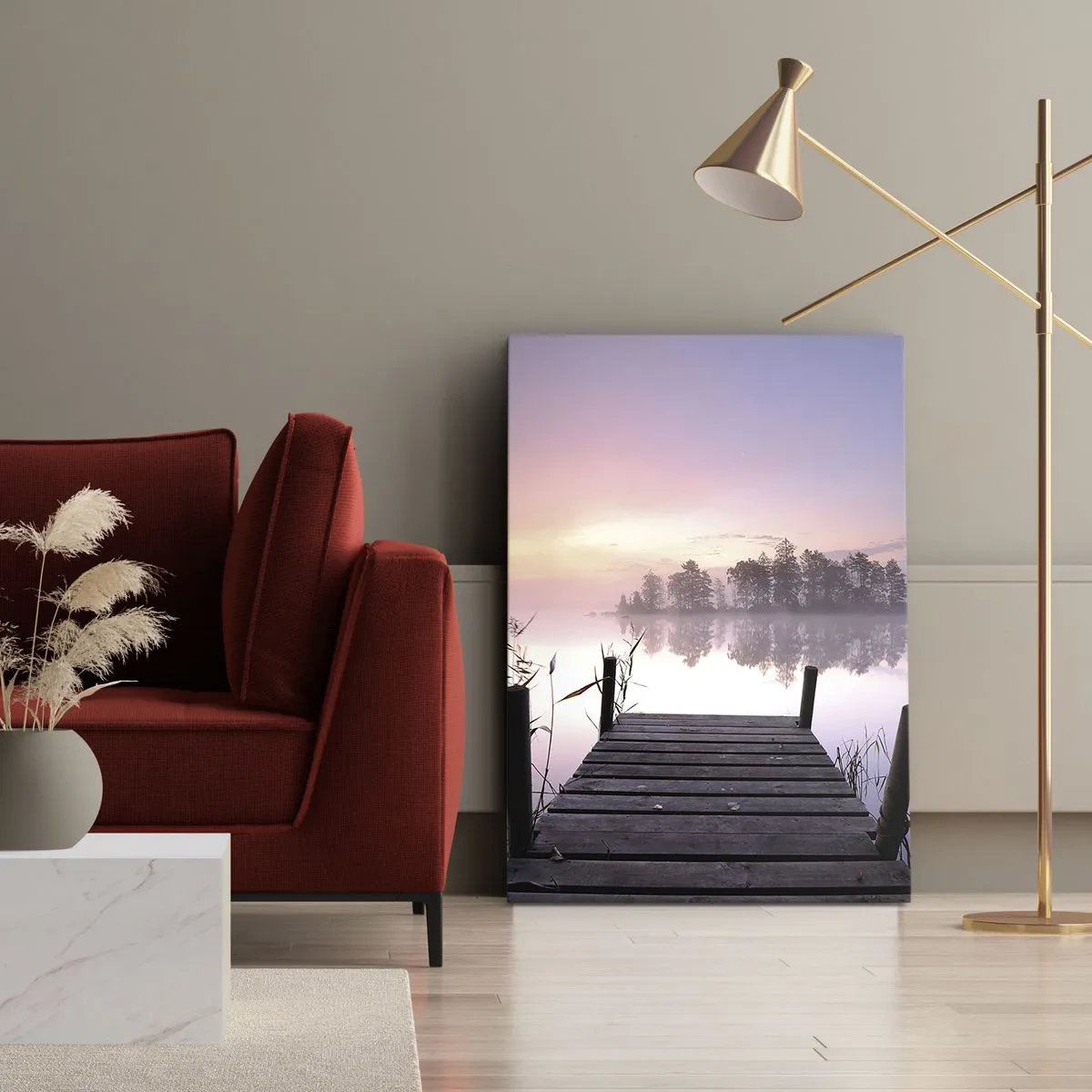 Obraz na płótnie - Drewniany pomost nad spokojnym jeziorem o świcie - 50x70cm - Z liliowej mgły... - Nowoczesna dekoracja ścienna do salonu, kuchni i sypialni ARTTOR