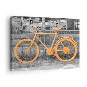 Obraz na płótnie - Artystyczna fotografia żółtego roweru na tle czarno-białej sceny - 70x50cm - Idź, ja tu poczekam - Nowoczesna dekoracja ścienna do salonu i sypialni ARTTOR