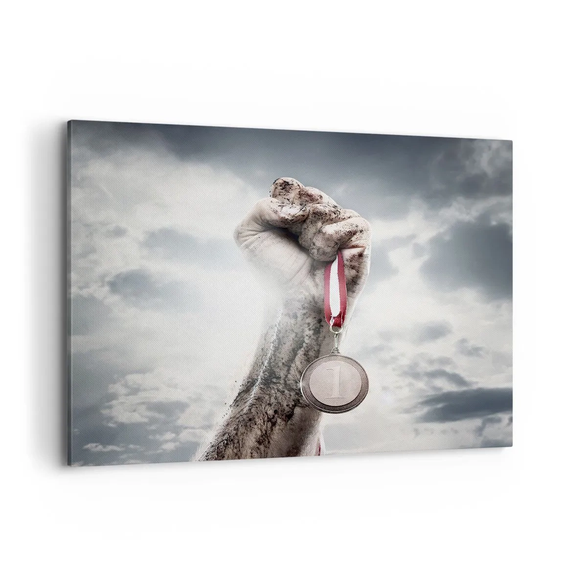 Obraz na płótnie - Ręka uniesiona w górę z medalem na tle pochmurnego nieba - 100x70cm - Per aspera ad astra - Nowoczesna dekoracja ścienna do salonu, kuchni i sypialni ARTTOR