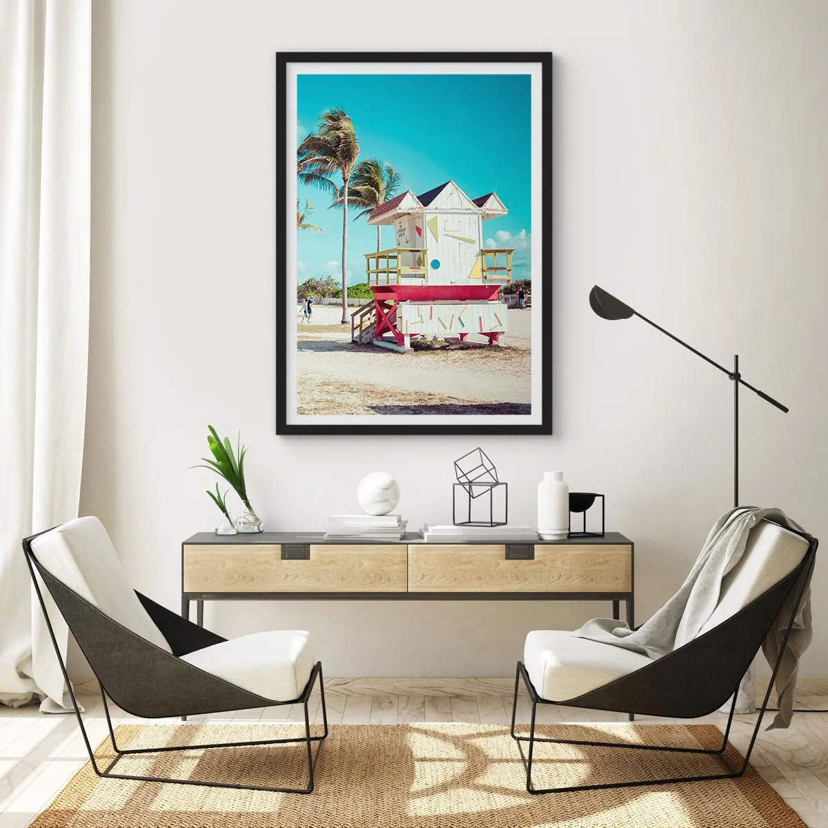 Plakat w czarnej ramie - Kolorowa budka ratownika na plaży z palmami i błękitnym niebem - 50x70cm - Przed tobą piękny dzień - Nowoczesna dekoracja ścienna do salonu i sypialni ARTTOR