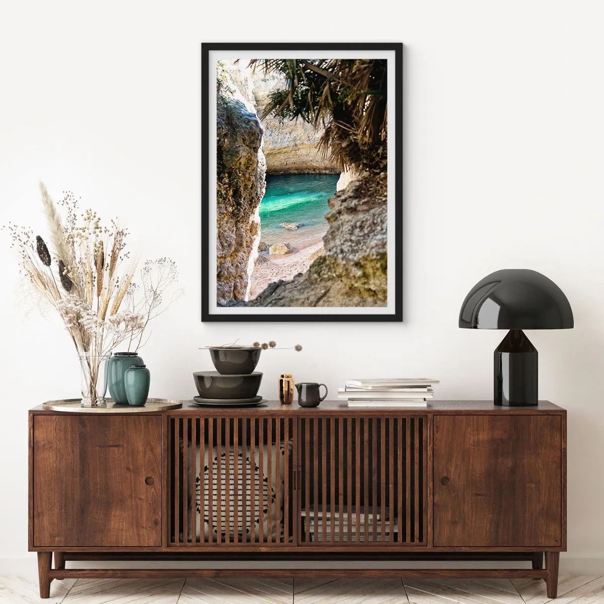 Plakat w czarnej ramie - Widok na ukrytą plażę przez skalną szczelinę - 50x70cm - Turkusowa zatoka - Nowoczesna dekoracja ścienna do salonu i sypialni ARTTOR