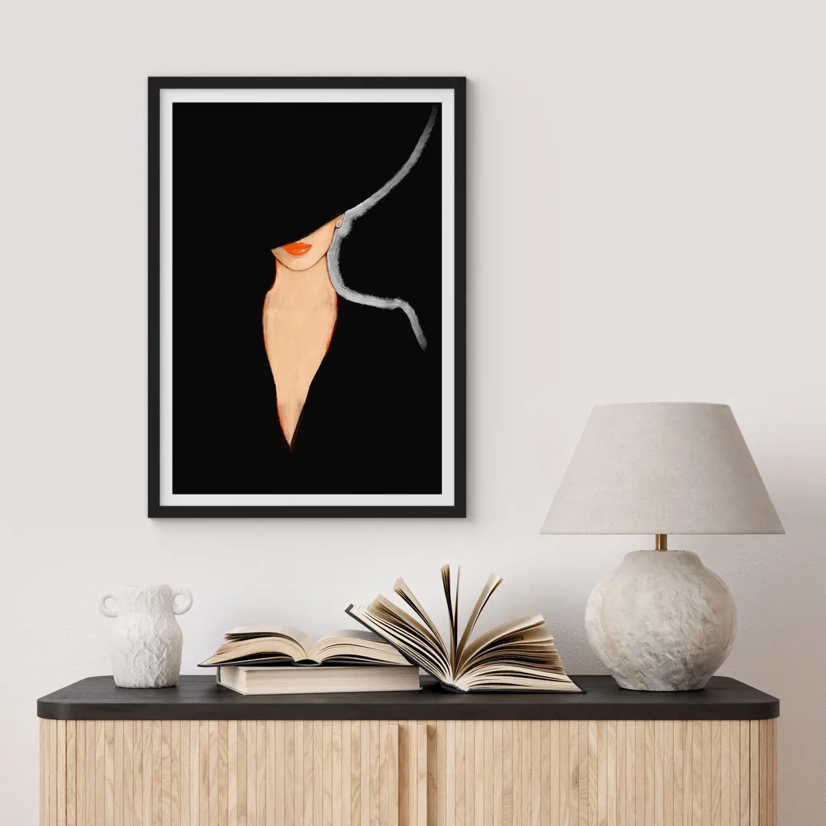 Plakat w czarnej ramie - Kobieta w kapeluszu z czerwonymi ustami na czarnym tle - 50x70cm - Elegancja i styl - Nowoczesna dekoracja ścienna do salonu i sypialni ARTTOR