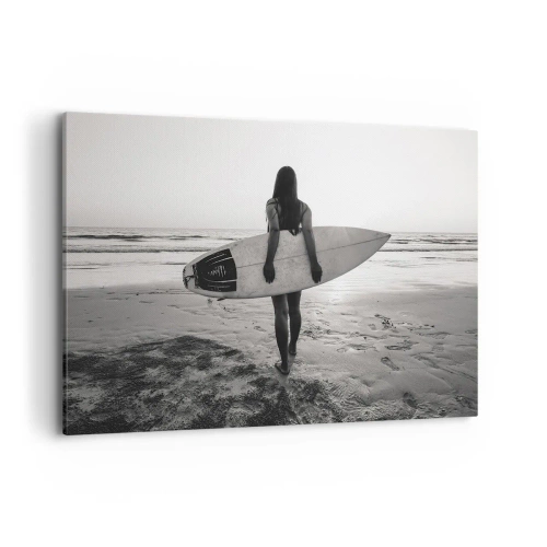 Obraz na płótnie - Kobieta z deską surfingową na plaży w czerni i bieli - 120x80cm - Córka morskiej fali - Nowoczesna dekoracja ścienna do salonu, kuchni i sypialni ARTTOR