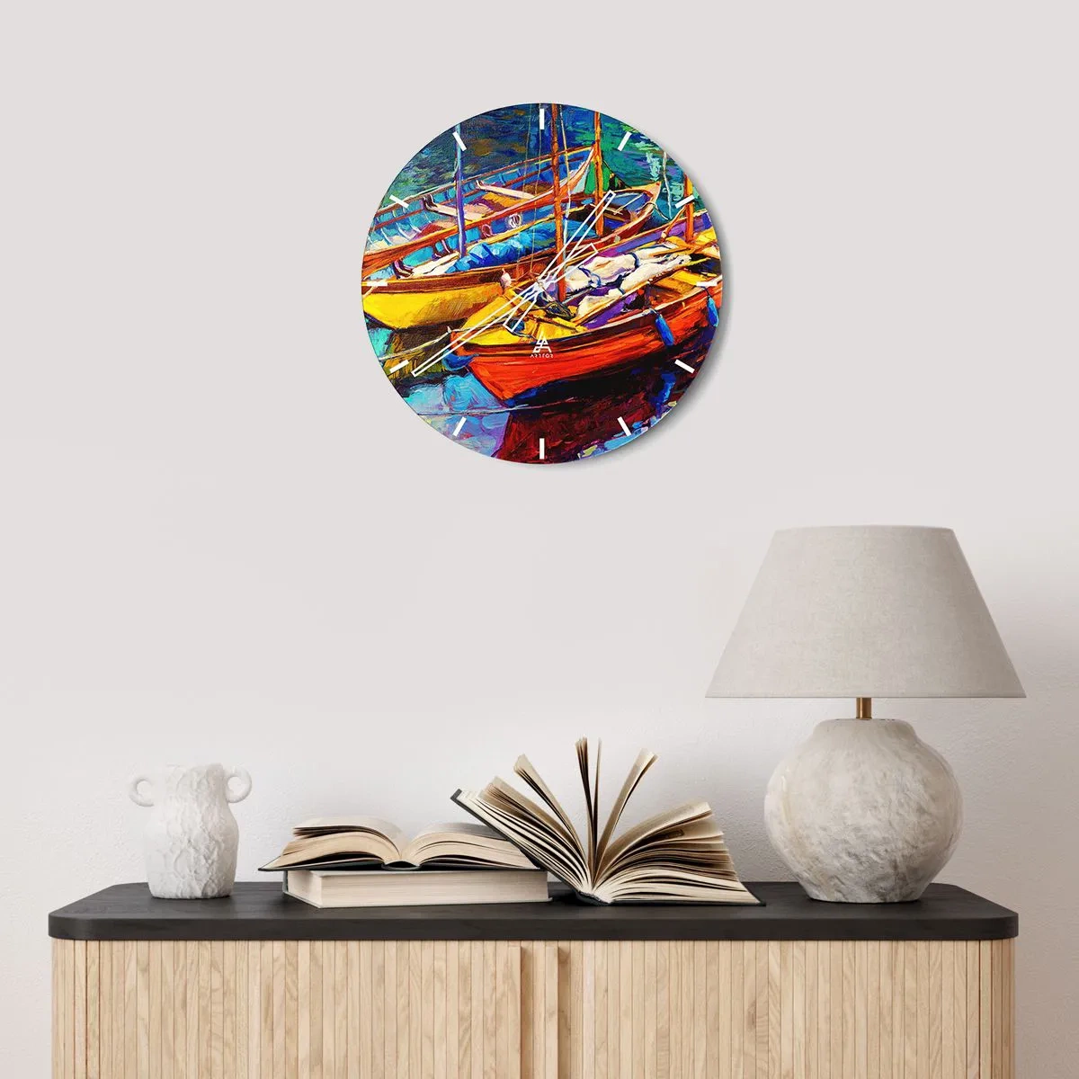 Zegar ścienny - Kolorowe łodzie w porcie - 30x30cm - Na wodzie gęstej od barw - Nowoczesna dekoracja ścienna do salonu, kuchni i sypialni ARTTOR