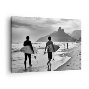 Obraz na płótnie - Dwóch surferów idących po plaży z deskami w czarno-białej tonacji - 70x50cm - Samba na jedną falę - Nowoczesna dekoracja ścienna do salonu i sypialni ARTTOR