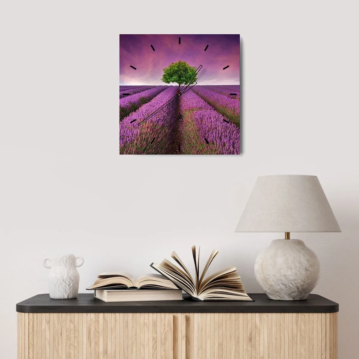 Zegar ścienny - Pole lawendy z samotnym drzewem i fioletowym niebem - 30x30cm - Na lawendowych polach - Nowoczesna dekoracja ścienna do salonu i sypialni ARTTOR