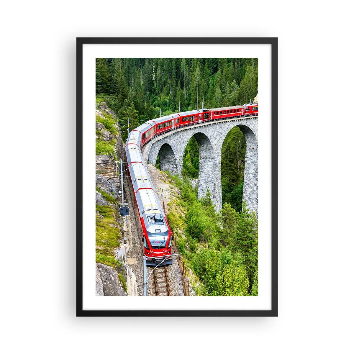 Plakat w czarnej ramie - Czerwony pociąg na wiadukcie w otoczeniu zielonego lasu - 50x70cm - Kolej na górskie widoki - Nowoczesna dekoracja ścienna do salonu i sypialni ARTTOR