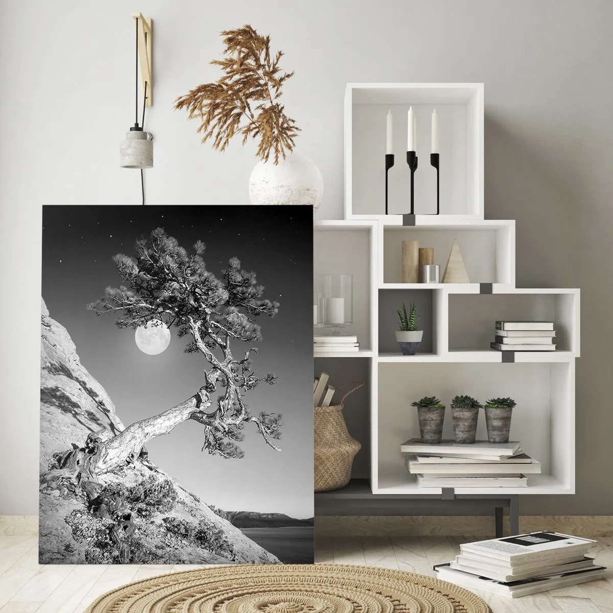 Obraz na szkle - Pochylone drzewo na zboczu z księżycem w tle - 50x70cm - Zwycięska wojowniczka - Nowoczesna dekoracja ścienna do salonu, kuchni i sypialni ARTTOR