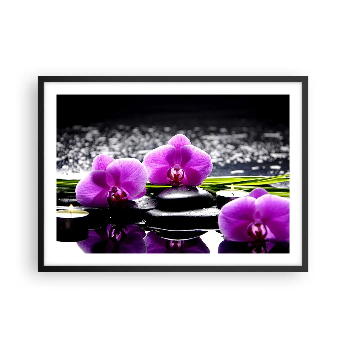 Plakat w czarnej ramie - Fioletowe orchidee na tle kamieni i świeczek w relaksacyjnej scenerii - 70x50cm - Utonąć w ciszy i spokoju - Nowoczesna dekoracja ścienna do salonu i sypialni ARTTOR