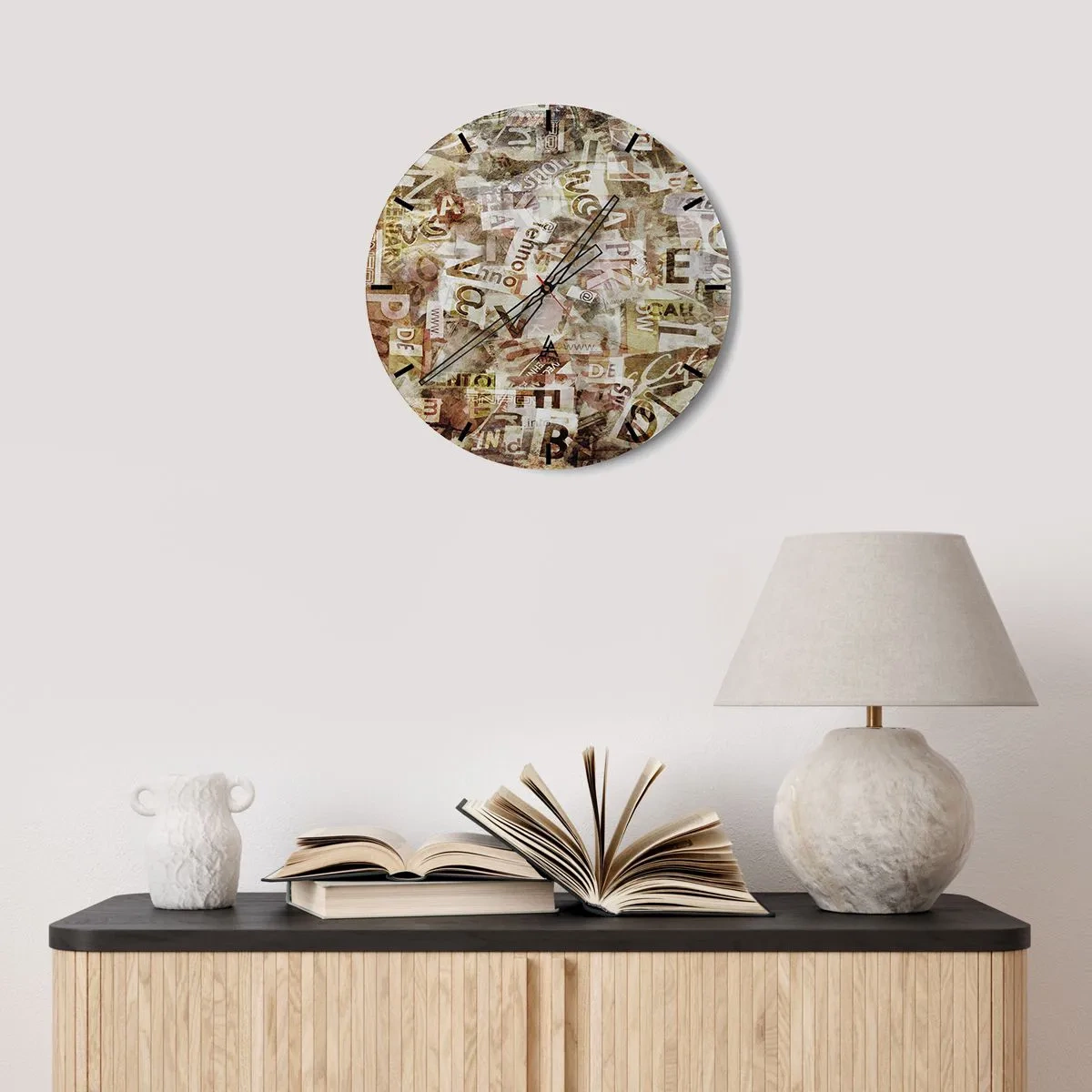 Zegar ścienny - Abstrakcyjna kompozycja z literami w odcieniach beżu i brązu - 30x30cm - Zjednoliterzam paplomanię - Nowoczesna dekoracja ścienna do salonu, kuchni i sypialni ARTTOR