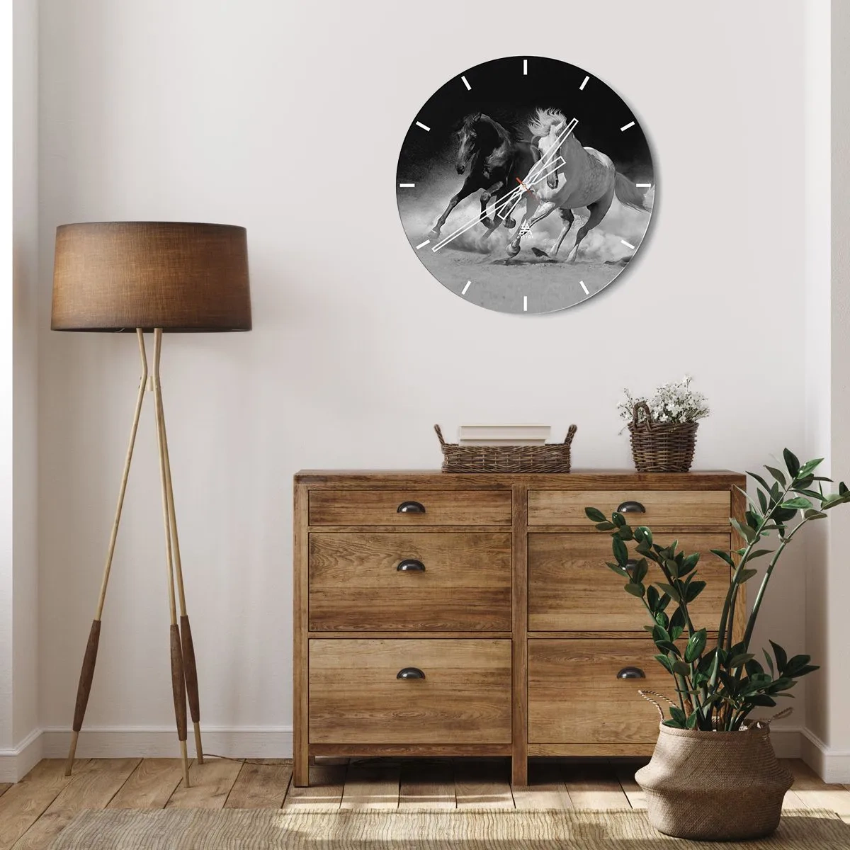 Zegar ścienny - Czarno-biały motyw galopujących koni na tle pyłu - 30x30cm - Galop wolności - Nowoczesna dekoracja ścienna do salonu, kuchni i sypialni ARTTOR