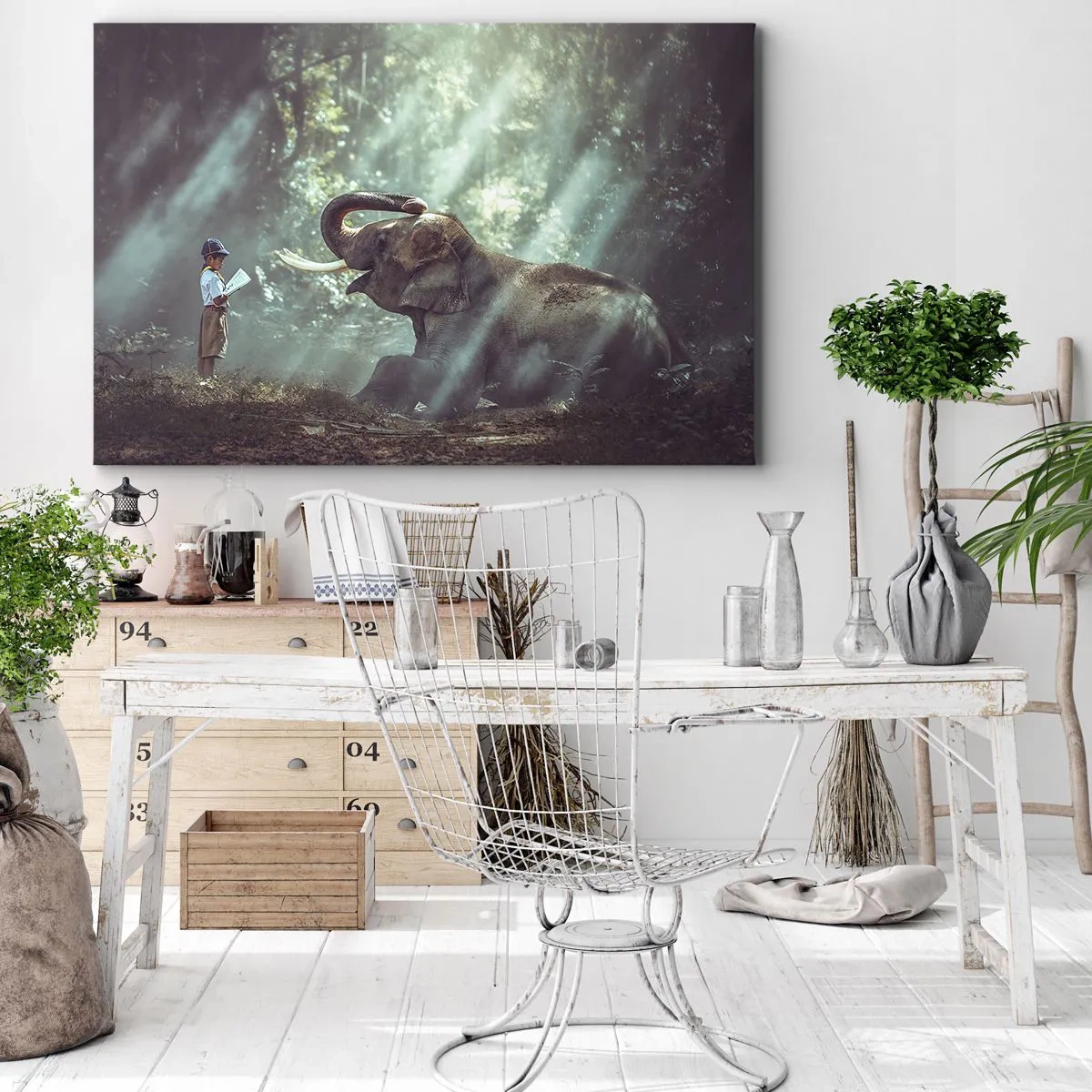 Obraz na płótnie - Chłopiec i słoń w leśnej scenerii oświetlonej promieniami słońca - 70x50cm - A posłuchaj tego… - Nowoczesna dekoracja ścienna do salonu i sypialni ARTTOR