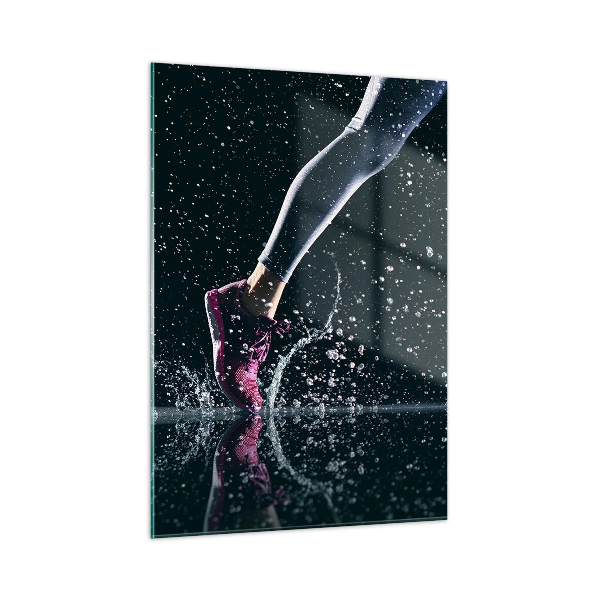 Obraz na szkle - Bieg przez wodę w sportowych butach na ciemnym tle - 50x70cm - Ile sił w nogach - Nowoczesna dekoracja ścienna do salonu, kuchni i sypialni ARTTOR