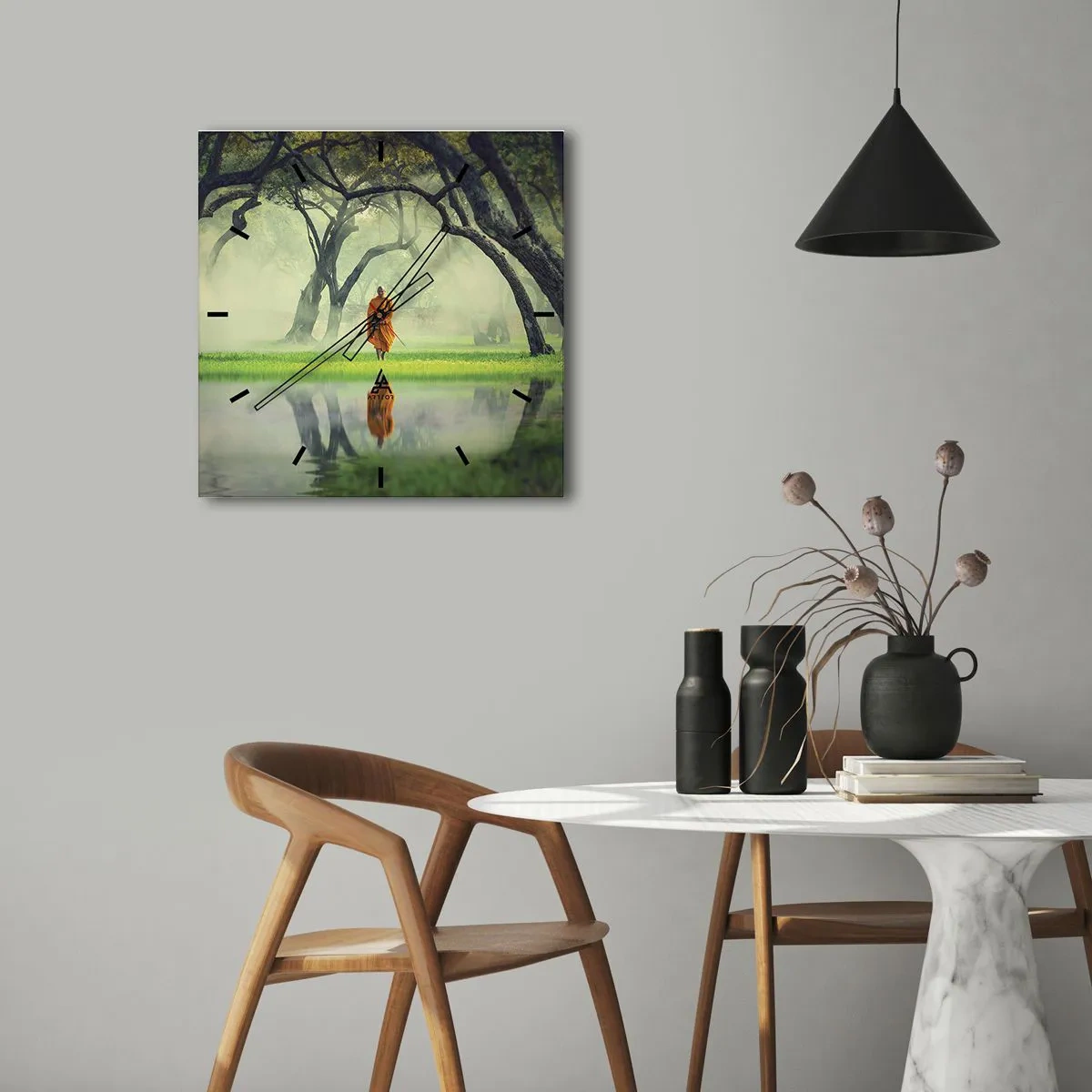 Zegar ścienny - Mnich w pomarańczowej szacie w lesie z mglistym tłem i odbiciem w wodzie - 30x30cm - W drodze do oświecenia - Nowoczesna dekoracja ścienna do salonu i sypialni ARTTOR