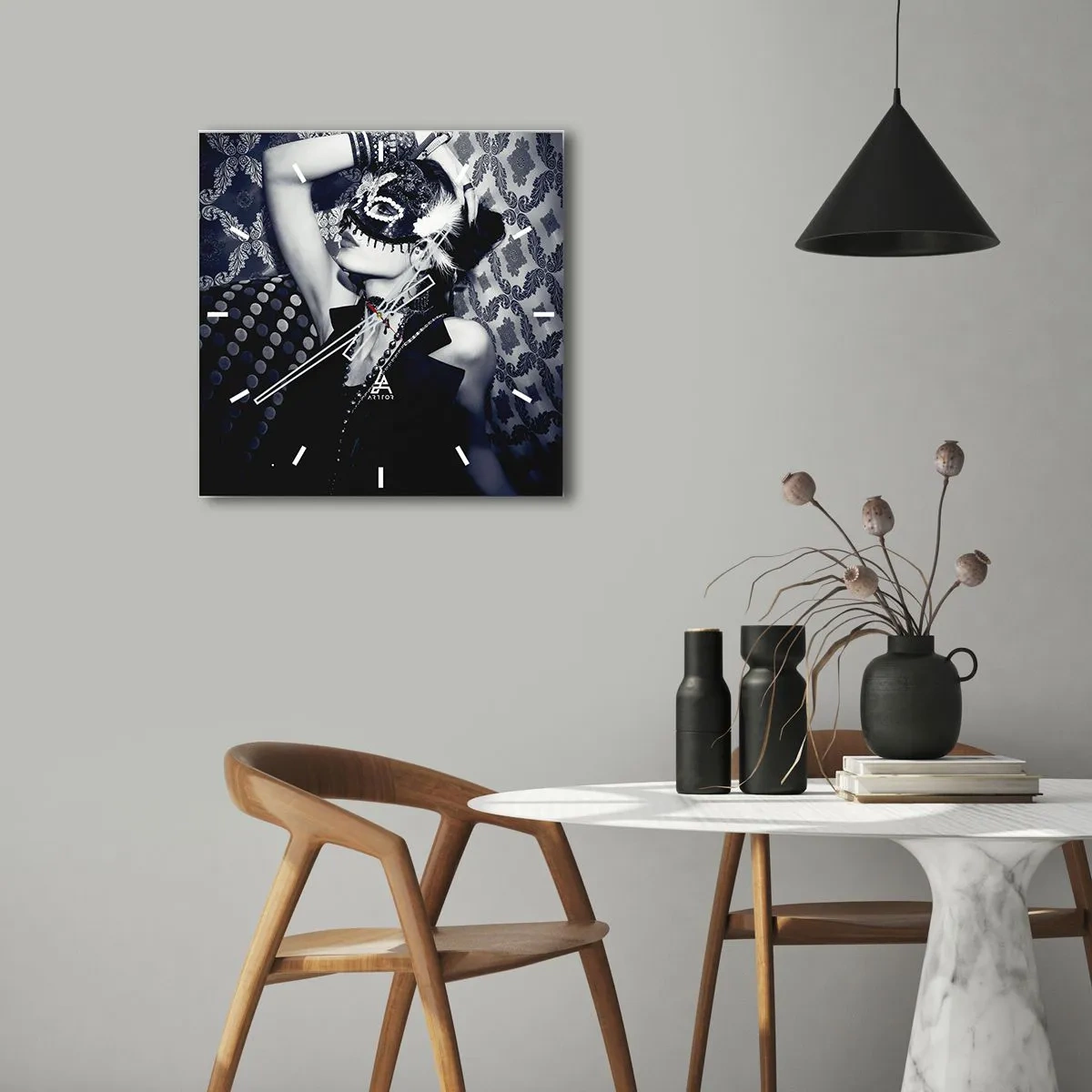 Zegar ścienny - Kobieta w masce weneckiej na tle ozdobnych wzorów - 30x30cm - Dekoracje, ozdoby, desenie... - Nowoczesna dekoracja ścienna do salonu i sypialni ARTTOR