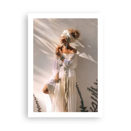 Plakat - Stylowa kobieta w boho sukni na tle jasnej ściany - 50x70cm - Słońce i dziewczyna - Nowoczesna dekoracja ścienna do salonu, kuchni i sypialni ARTTOR