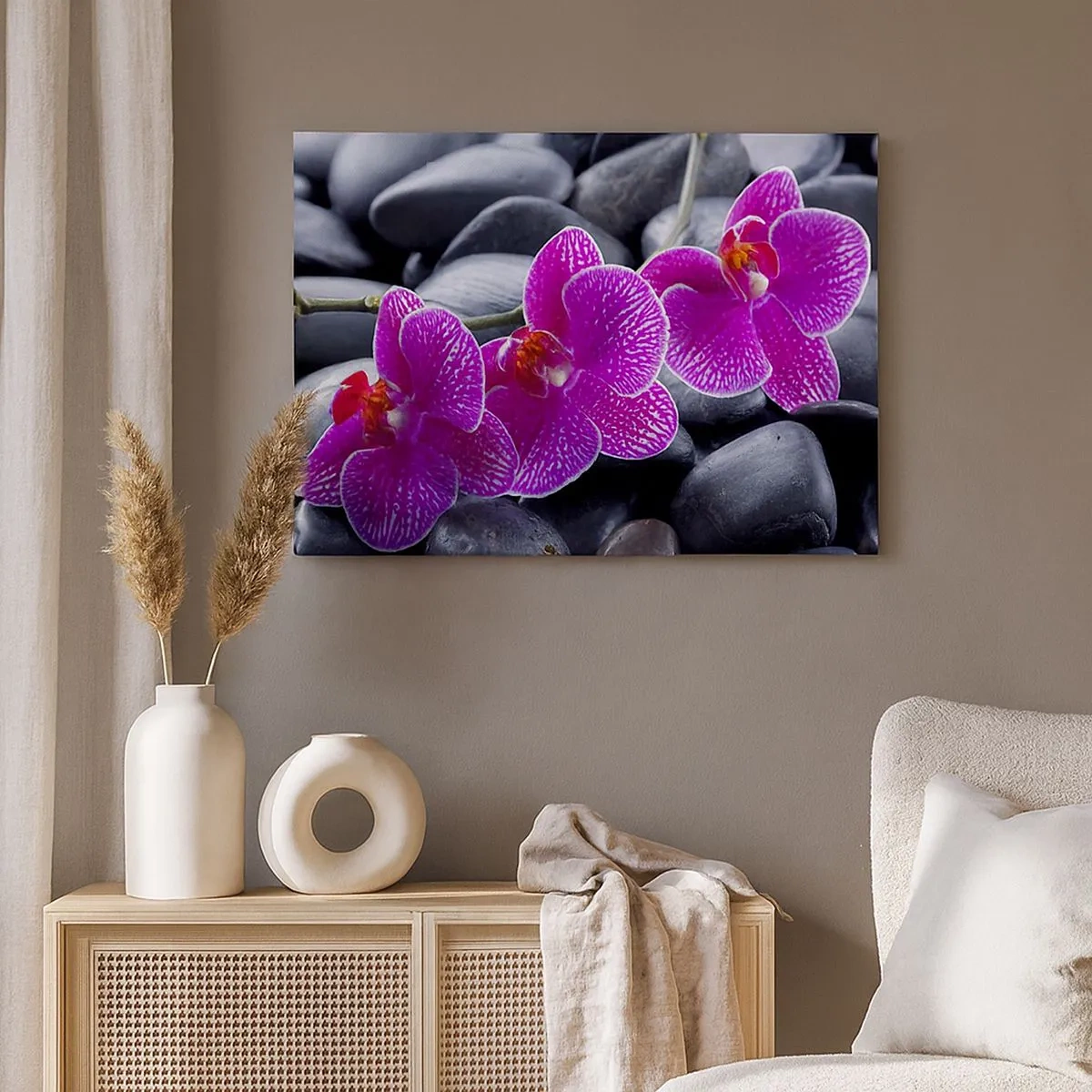 Obraz na płótnie - Fioletowe orchidee na tle czarnych kamieni - 70x50cm - Kamienie pojaśniały z zachwytu - Nowoczesna dekoracja ścienna do salonu i sypialni ARTTOR