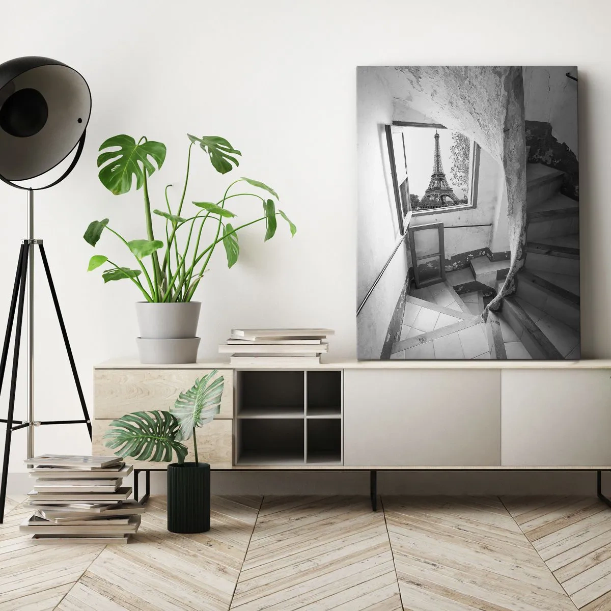 Obraz na płótnie - Schody w starej kamienicy z widokiem na wieżę Eiffla przez okno - 70x100cm - Co za widok! - Nowoczesna dekoracja ścienna do salonu i sypialni ARTTOR