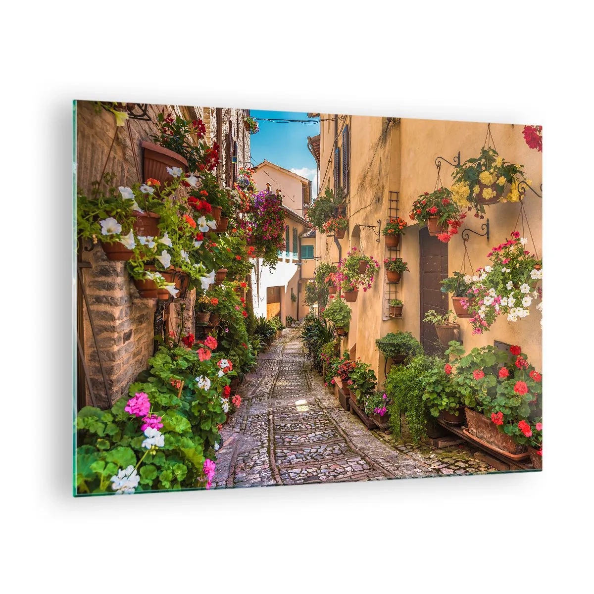 Obraz na szkle - Uroczy włoski zaułek z kwiatami w doniczkach i brukowaną uliczką - 70x50cm - Włoski zaułek - Nowoczesna dekoracja ścienna do salonu i sypialni ARTTOR