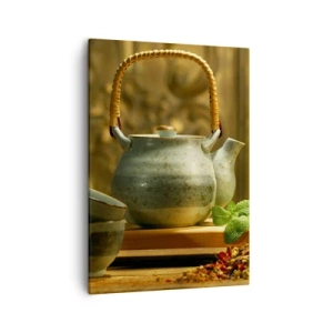 Obraz na płótnie - Ceramiczny czajnik na drewnianym stole w ciepłym świetle - 50x70cm - Traktat o piciu herbaty - Nowoczesna dekoracja ścienna do salonu, kuchni i sypialni ARTTOR