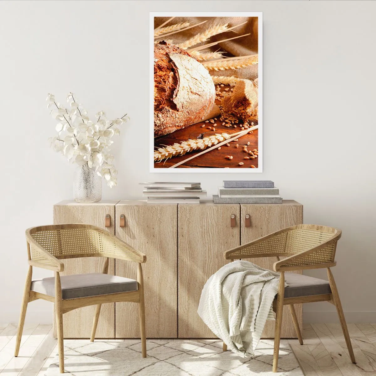 Plakat - Chleb na drewnianym stole z kłosami pszenicy - 50x70cm - Apetyczny, wonny, chrupiący - Nowoczesna dekoracja ścienna do salonu, kuchni i sypialni ARTTOR