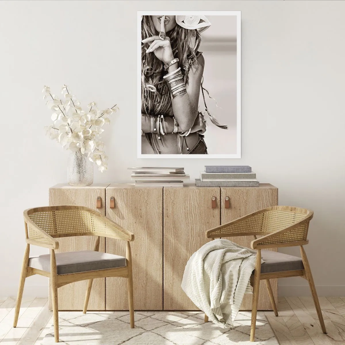 Plakat - Stylowa kobieta w biżuterii z gestem ciszy - 50x70cm - Jak to dziewczyna - Nowoczesna dekoracja ścienna do salonu, kuchni i sypialni ARTTOR