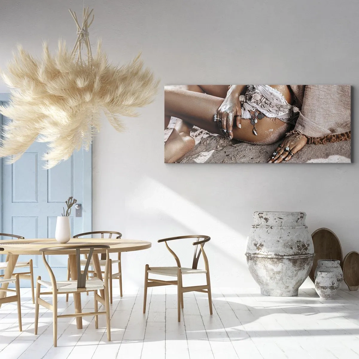 Obraz na płótnie - Kobieta w stylu boho na plaży z biżuterią - 160x50cm - Wyrzucona przez fale? - Nowoczesna dekoracja ścienna do salonu i sypialni ARTTOR