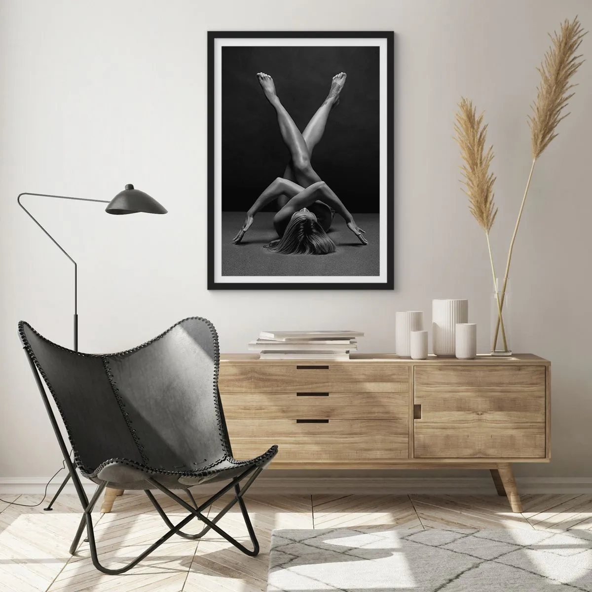 Plakat w czarnej ramie - Artystyczne ujęcie kobiecej sylwetki w czerni i bieli - 50x70cm - Geometria nagości - Nowoczesna dekoracja ścienna do salonu i sypialni ARTTOR