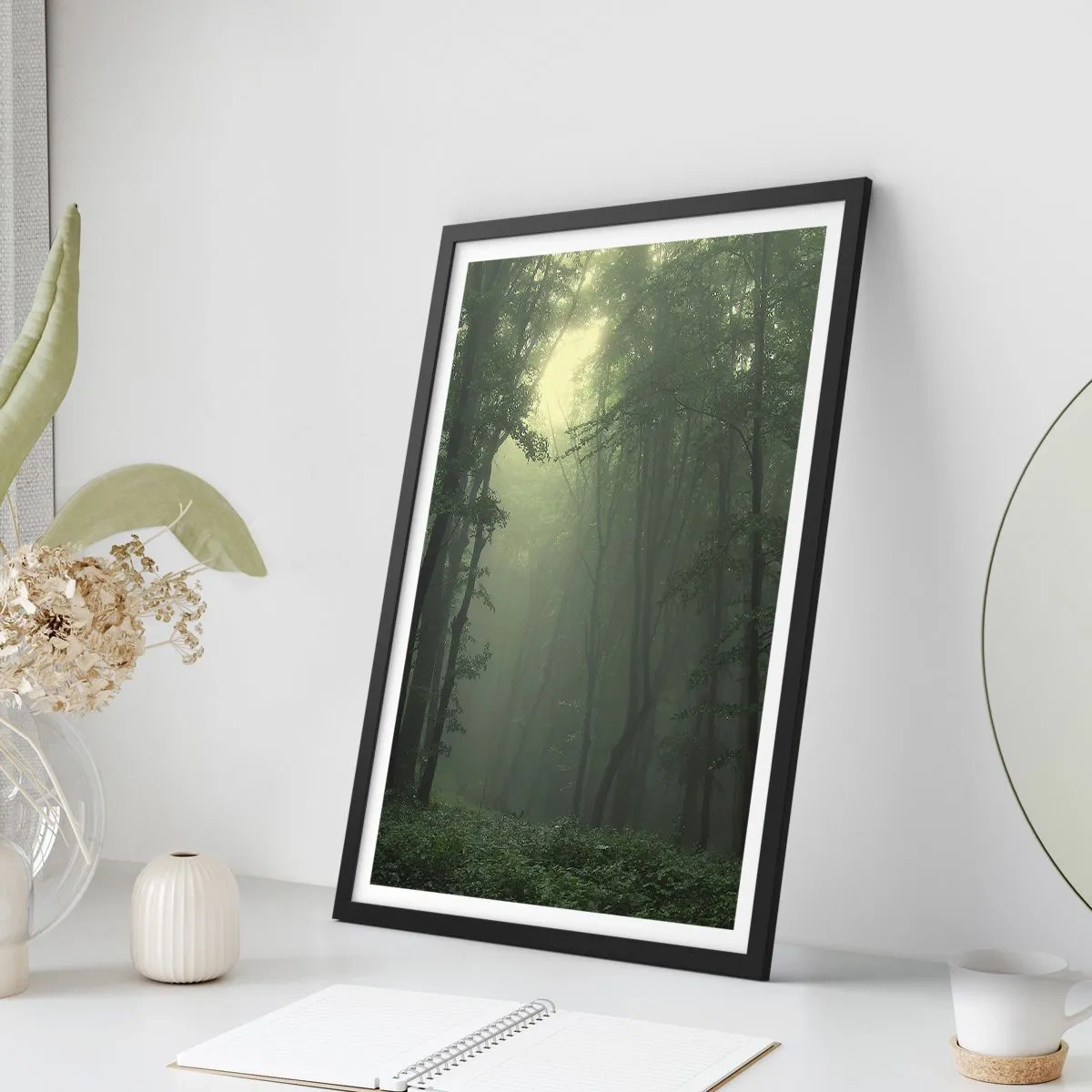 Plakat w czarnej ramie - Mgliste drzewa w zielonym lesie - 50x70cm - Zanim się obudzi - Nowoczesna dekoracja ścienna do salonu i sypialni ARTTOR