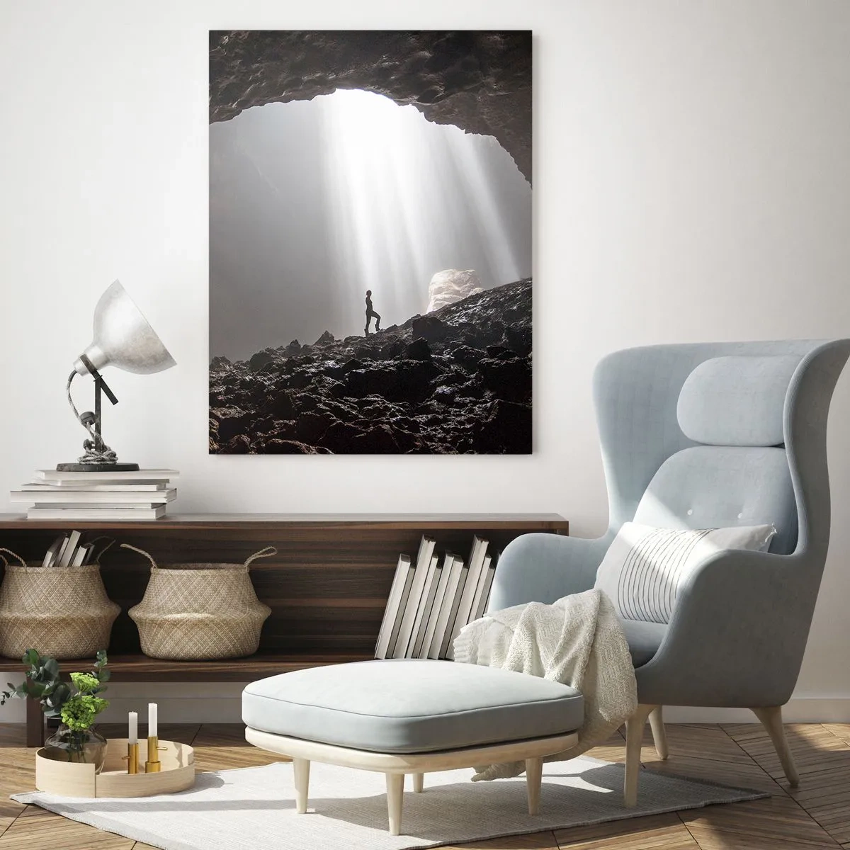Obraz na szkle - Postać w jaskini oświetlonej promieniami światła, otoczonej przez ciemne skały - 50x70cm - Świetlista grota - Nowoczesna dekoracja ścienna do salonu, kuchni i sypialni ARTTOR