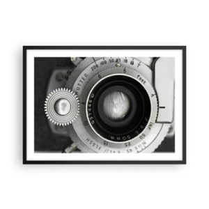 Plakat w czarnej ramie - Obiektyw starego aparatu fotograficznego - 70x50cm - Opowieść o Hollywood - Nowoczesna dekoracja ścienna do salonu i sypialni ARTTOR
