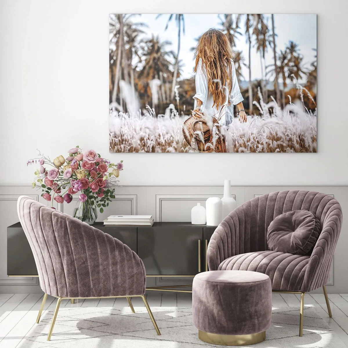 Obraz na szkle - Kobieta wśród traw z kapeluszem w ręku na tle palm - 70x50cm - Zrodzona z puchu traw - Nowoczesna dekoracja ścienna do salonu i sypialni ARTTOR